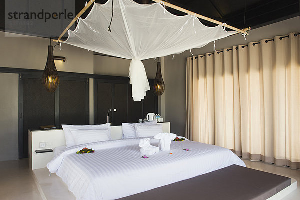 Bett mit Moskitonetz im Luxusbungalow  The Sevenseas Resort  Insel Ko Kradan  Trang  Thailand  Südostasien  Asien