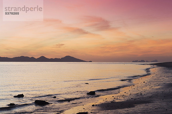 Sonnenaufgang am Strand  Insel Ko Kradan  Trang  Thailand  Südostasien  Asien