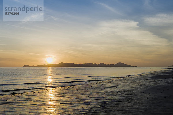Sonnenaufgang am Strand  Insel Ko Kradan  Trang  Thailand  Südostasien  Asien