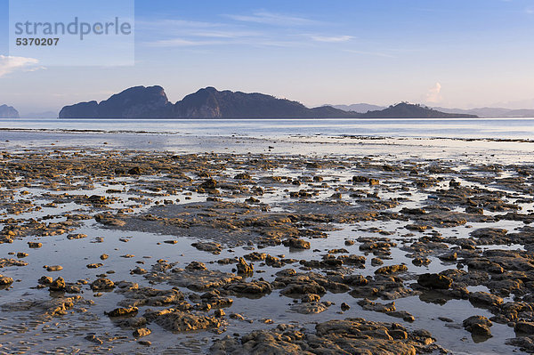 Ebbe am Strand  Insel Ko Kradan  Trang  Thailand  Südostasien  Asien