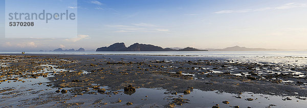 Ebbe  Sonnenaufgang am Strand  Insel Ko Kradan  Trang  Thailand  Südostasien  Asien