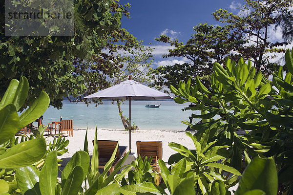 Liegen und Sonnenschirm am Sandstrand  The Sevenseas Resort  Insel Ko Kradan  Trang  Thailand  Südostasien  Asien