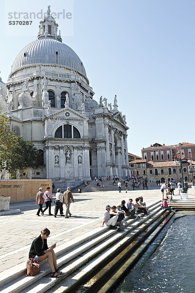 Stufe vor der Kirche Santa Maria Della Salute am Canal Grande  Venedig  Italien  Europa