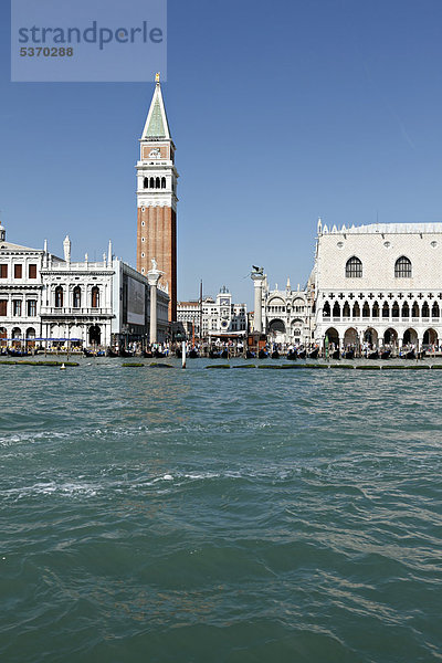 Piazza San Marco  Markusplatz  vom Canal Grande gesehen  Venedig  Italien  Europa