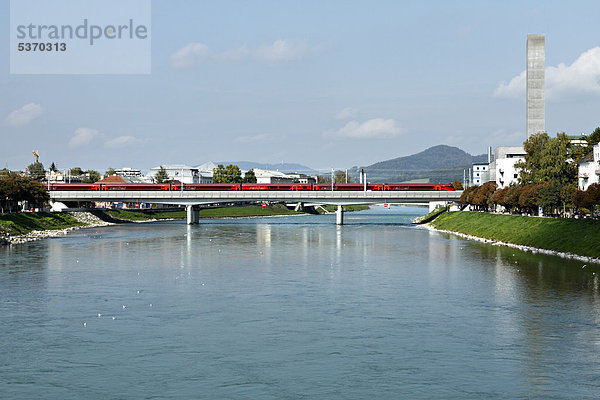 Österreichischer Railjet-Zug auf einer Brücke über die Salzach  Salzburg  Österreich  Europa