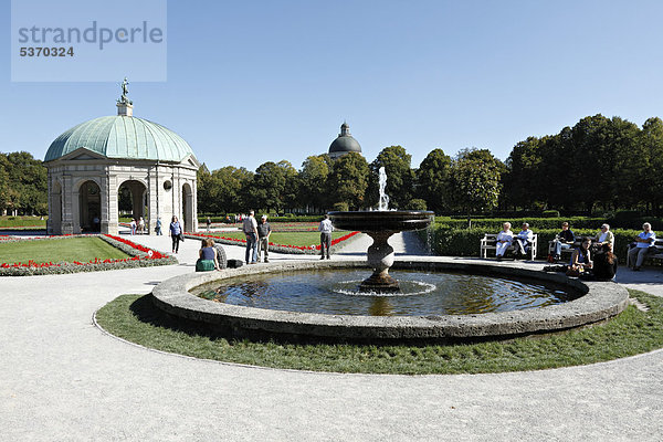 Menschen genießen den Sonnenschein im Hofgarten  Dianatempel hinten  München  Oberbayern  Deutschland  Europa