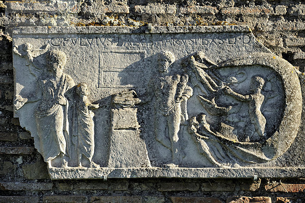 Steinernes römisches Relief im Ausgrabungsgelände Ostia Antica  antike Hafenstadt von Rom  Latium  Italien  Europa