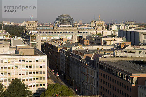 Blick auf die Glaskuppel des Reichstags  Berlin  Deutschland  Europa