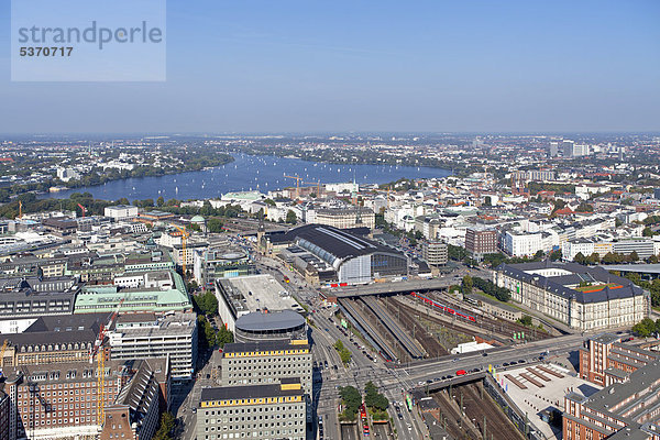 Blick vom Highflyer auf Außenalster und Hauptbahnhof  Hamburg  Deutschland  Europa
