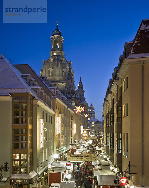 Blick auf die Münzgasse und die Frauenkirche von der Brühlschen Terrasse aus gesehen  Dresden  Sachsen  Deutschland  Europa