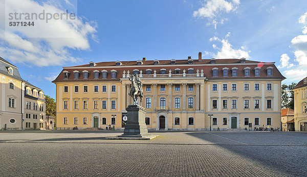 Herzogin-Anna-Amalia-Bibliothek  Hochschule für Musik Franz Liszt und Skulptur Großherzog Carl August  Weimar  Thüringen  Deutschland  Europa