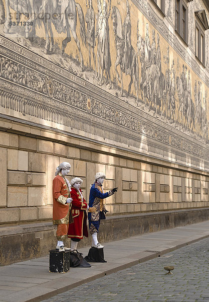 Pantomimen vor dem Fürstenzug in Dresden  Sachsen  Deutschland  Europa