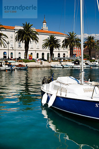 Segelboot vor Split  Kroatien  Europa