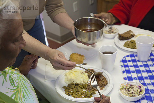 Rentner mit geringem Einkommen erhalten Mittagessen von den Mitgliedern den United Methodist Women der Asbury United Methodist Church  Knoxville  Tennessee  USA