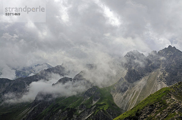 Grenzkamm zwischen Schafalpenkopf und Kanzelwand  Wolkenfetzen  Allgäuer Alpen  Bayern  Deutschland  Europa  ÖffentlicherGrund