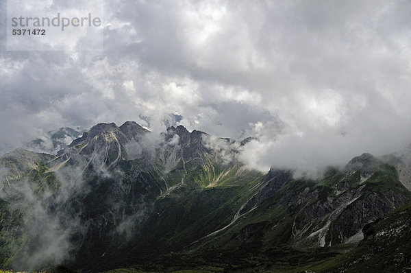 Grenzkamm zwischen Schafalpenkopf und Kanzelwand  Wolkenfetzen  Allgäuer Alpen  Bayern  Deutschland  Europa  ÖffentlicherGrund