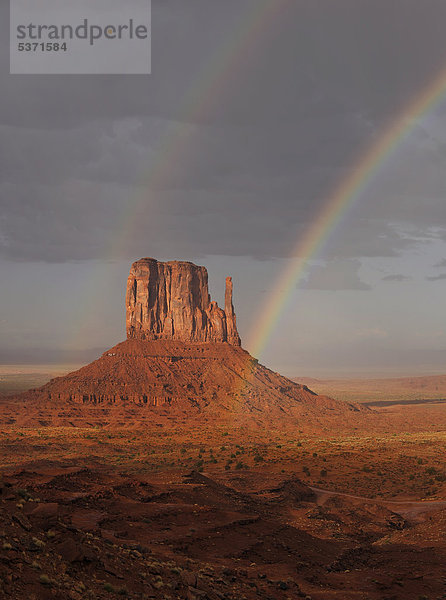 Doppelter Regenbogen mit Regenschauer nach Gewittersturm im Abendlicht  Tafelberge  West Mitten Butte  Monument Valley  Navajo Tribal Park  Navajo Nation Reservation  Arizona  Utah  Vereinigte Staaten von Amerika  USA