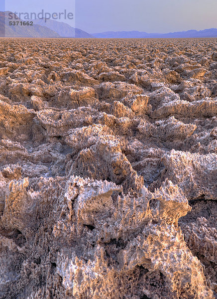 Salzkrusten am Devil's Golf Course  Sonnenuntergang  Panamint Range Bergkette  Black Mountains  Death Valley Nationalpark  Mojave-Wüste  Kalifornien  Vereinigte Staaten von Amerika  USA