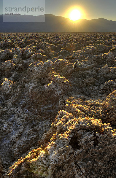 Salzkrusten am Devil's Golf Course  Sonnenuntergang  Panamint Range Bergkette  Death Valley Nationalpark  Mojave-Wüste  Kalifornien  Vereinigte Staaten von Amerika  USA