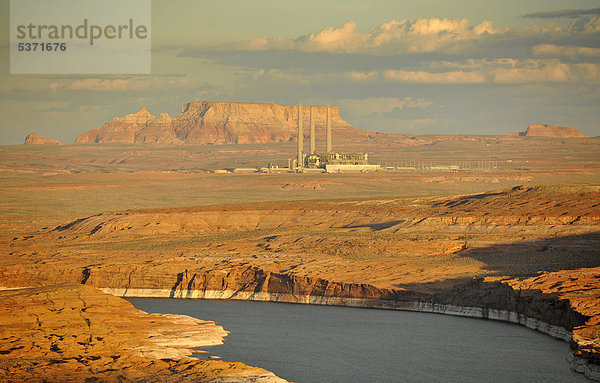 Vereinigte Staaten von Amerika USA Kraftwerk klar Abend Beleuchtung Licht Ignoranz Arizona Ansicht Lake Powell Zimmer kohlebefeuert Tal Schlucht Navajo Page Entspannung