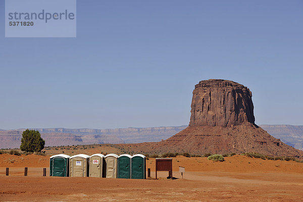 Toilettenhäuschen am Campingplatz  dahinter Gray Whiskers Butte  Monument Valley  Navajo Tribal Park  Navajo Nation Reservation  Arizona  Utah  Vereinigte Staaten von Amerika  USA