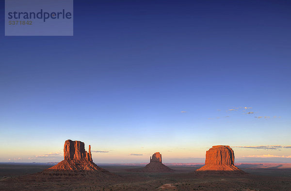 Letztes Licht auf Tafelberge West Mitten Butte  East Mitten Butte  Merrick Butte  Scenic Drive  Abenddämmerung  Monument Valley  Navajo Tribal Park  Navajo Nation Reservation  Arizona  Utah  Vereinigte Staaten von Amerika  USA