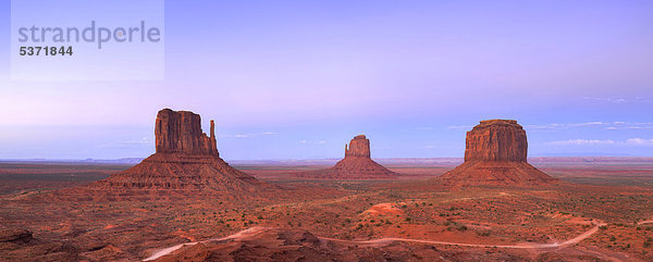 Tafelberge West Mitten Butte  East Mitten Butte  Merrick Butte  Scenic Drive  Abenddämmerung  Monument Valley  Navajo Tribal Park  Navajo Nation Reservation  Arizona  Utah  Vereinigte Staaten von Amerika  USA