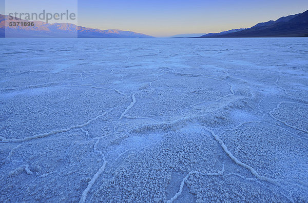 Vereinigte Staaten von Amerika USA Salzpfanne Sonnenaufgang Mojave-Wüste Death Valley Nationalpark Kalifornien