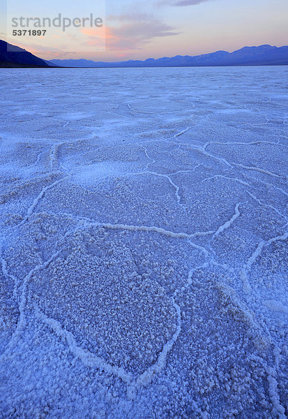 Salzpfanne  Salzkristalle  Sonnenaufgang im Badwater Basin  Panamint Range Bergkette  Death Valley National Park  Mojave-Wüste  Kalifornien  Vereinigte Staaten von Amerika  USA
