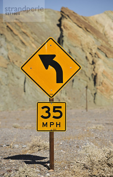Verkehrsschild Kurve und Geschwindigkeitsbeschränkung 35 M.P.H.  Death Valley National Park  Mojave-Wüste  Kalifornien  Vereinigte Staaten von Amerika  USA