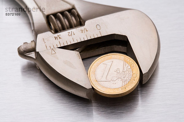 Euro-Münze im Schraubenschlüssel