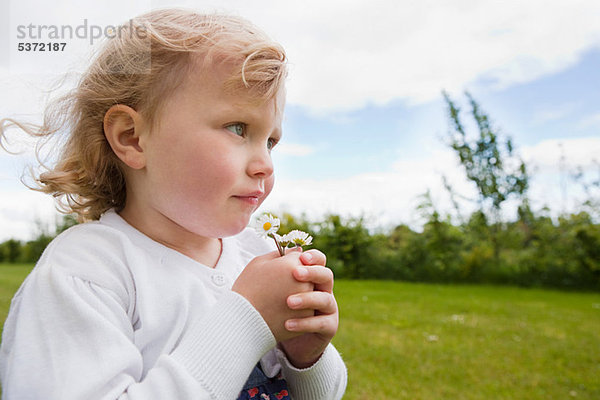 Girl holding Daisies  Wegsehen