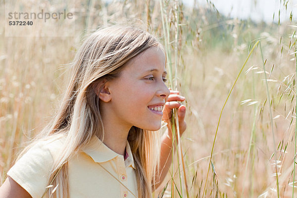 Blonde Mädchen in Feld  Porträt