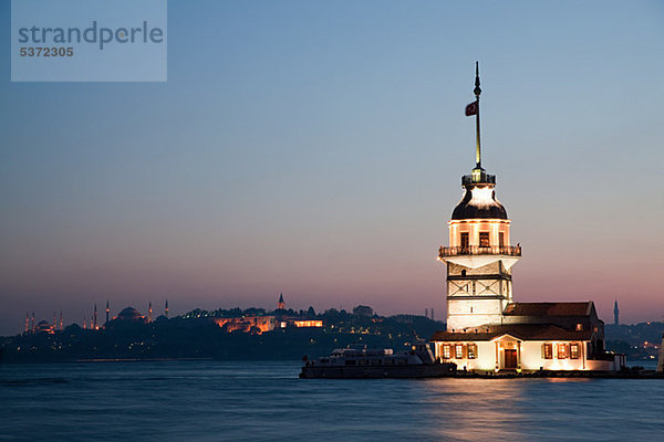 Maidens Tower am Abend  Istanbul  Türkei