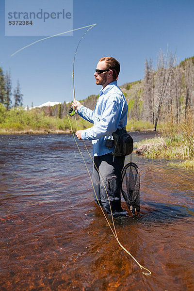 Mann Fliegenfischen in River  Colorado  USA