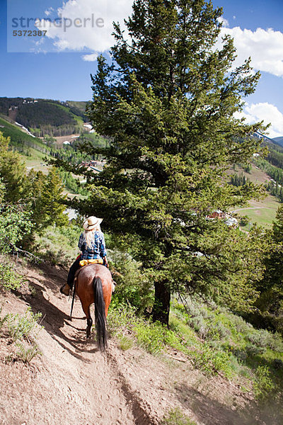 Frau Reiten durch Beaver Creek  Colorado  USA