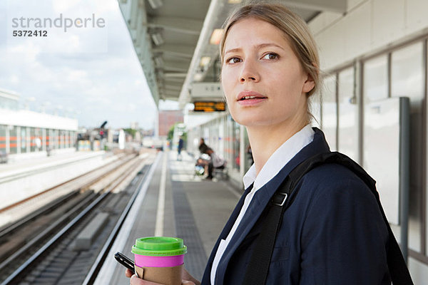 Geschäftsfrau warten im Bahnhof