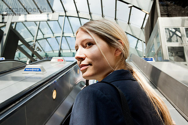 Geschäftsfrau auf U-Bahn-Fahrtreppen