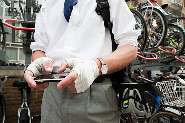 Radfahrer mit Smartphone