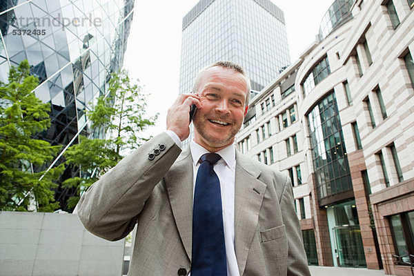 Geschäftsmann in der Stadt am Handy