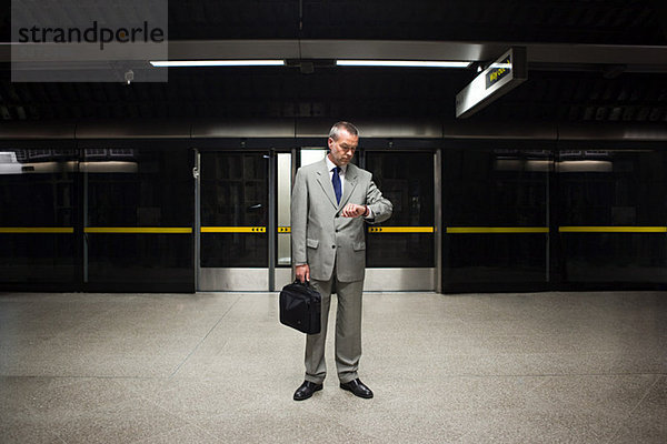 Kaufmann warten auf u-Bahn-Plattform