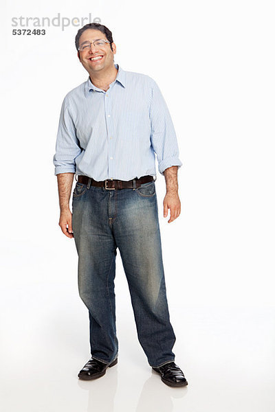 Porträt eines erwachsenen Mannes vor weißem Hintergrund
