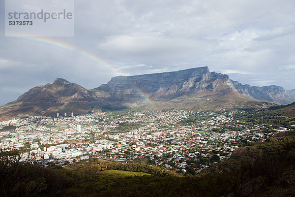 Blick über Cape Town  Table Mountain und zwölf Apostel Bergkette von Signal Hill  Südafrika