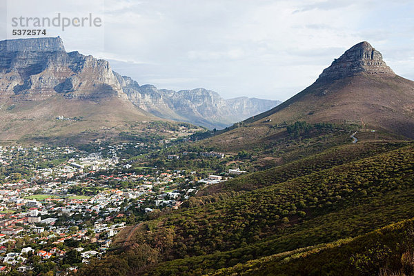 Blick vom Signal Hill  Cape Town  SA. Blick auf Lions Head (ganz rechts) die zwölf Apostel (Mitte) und Table Mountain (links)