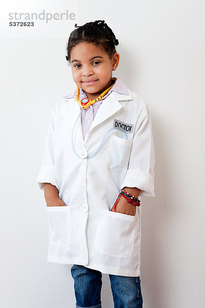 Mädchen als Ärztin verkleidet