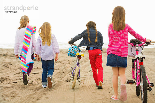 Mädchen  die am Strand über Sand laufen