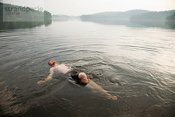 Mittleren erwachsenen Menschen schwimmen im See