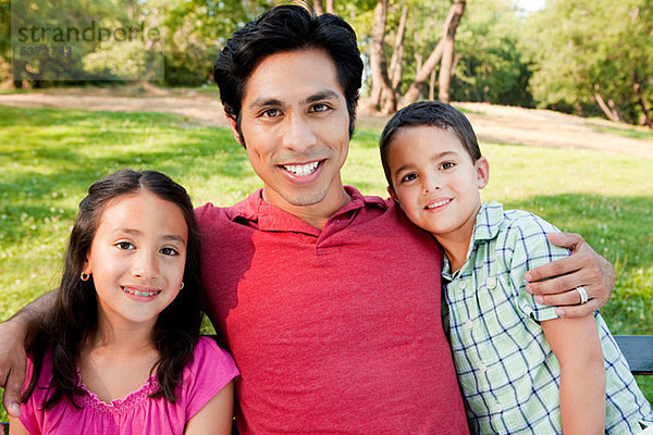 Mann mit dem Sohn und Tochter im Park  Porträt