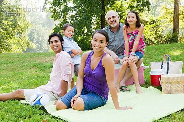Drei Generationen Familie beim Picknick im Park  Portrait