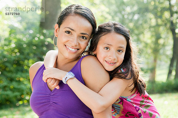 Mutter und Tochter lächeln im Park  Portrait